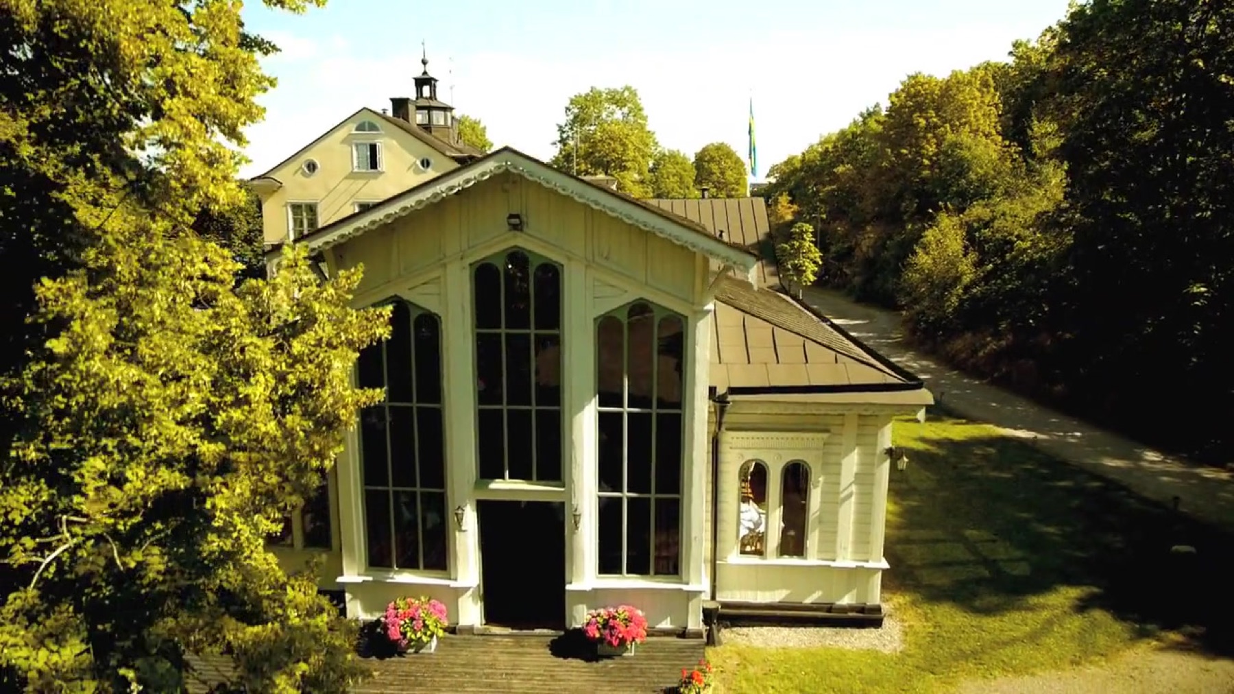 Byggnaden i grönskan en sommardag