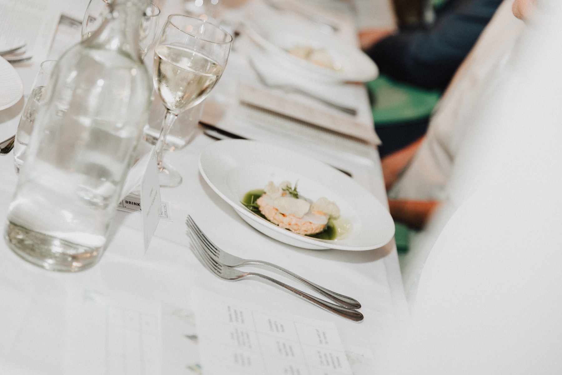 Serverad förrätt vid dukat bord