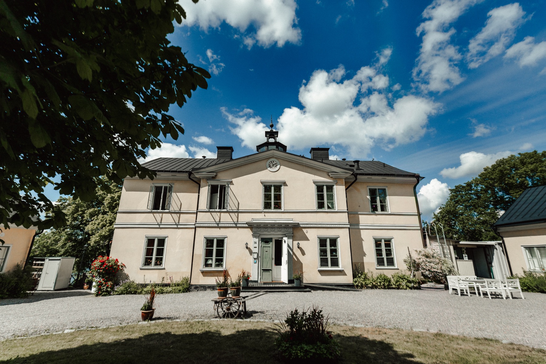 Herrgården på Carlshälls Gård en sommardag