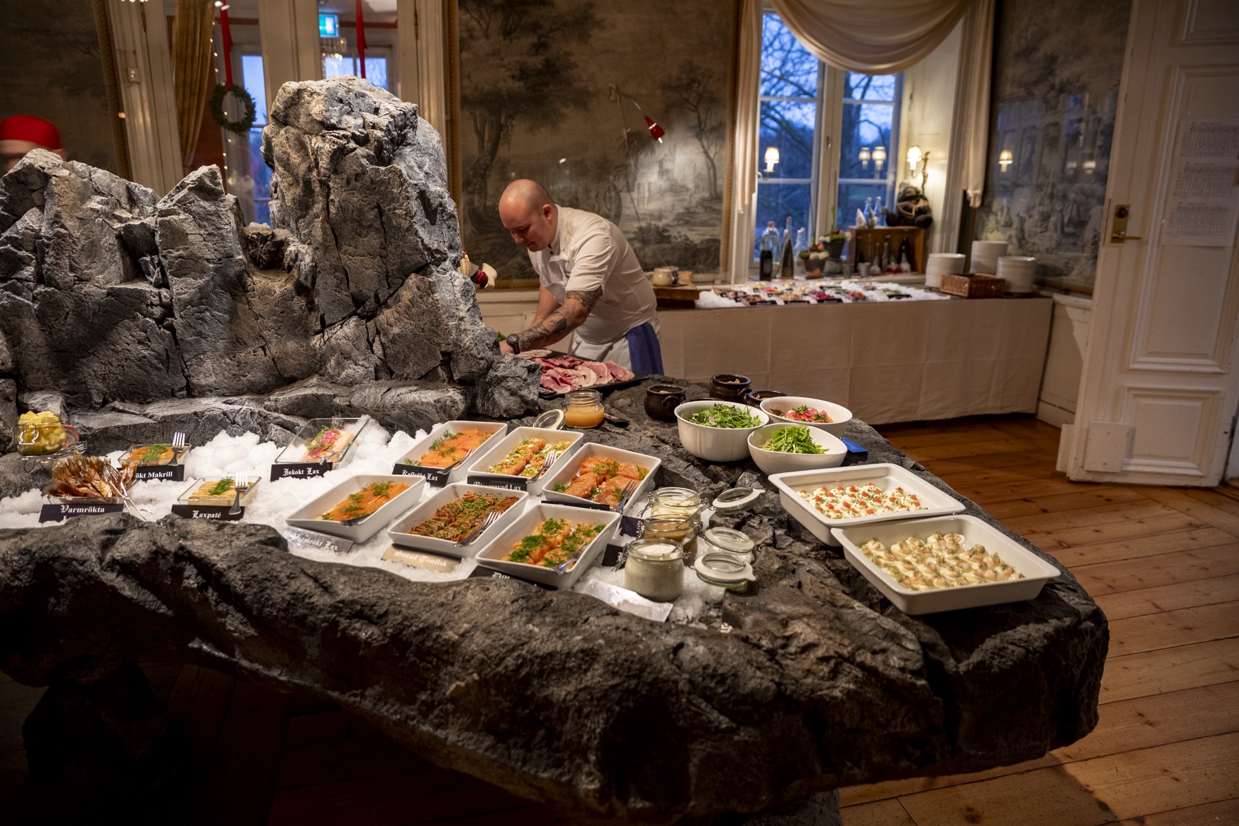 Köksmästaren vid stenbordet med buffén